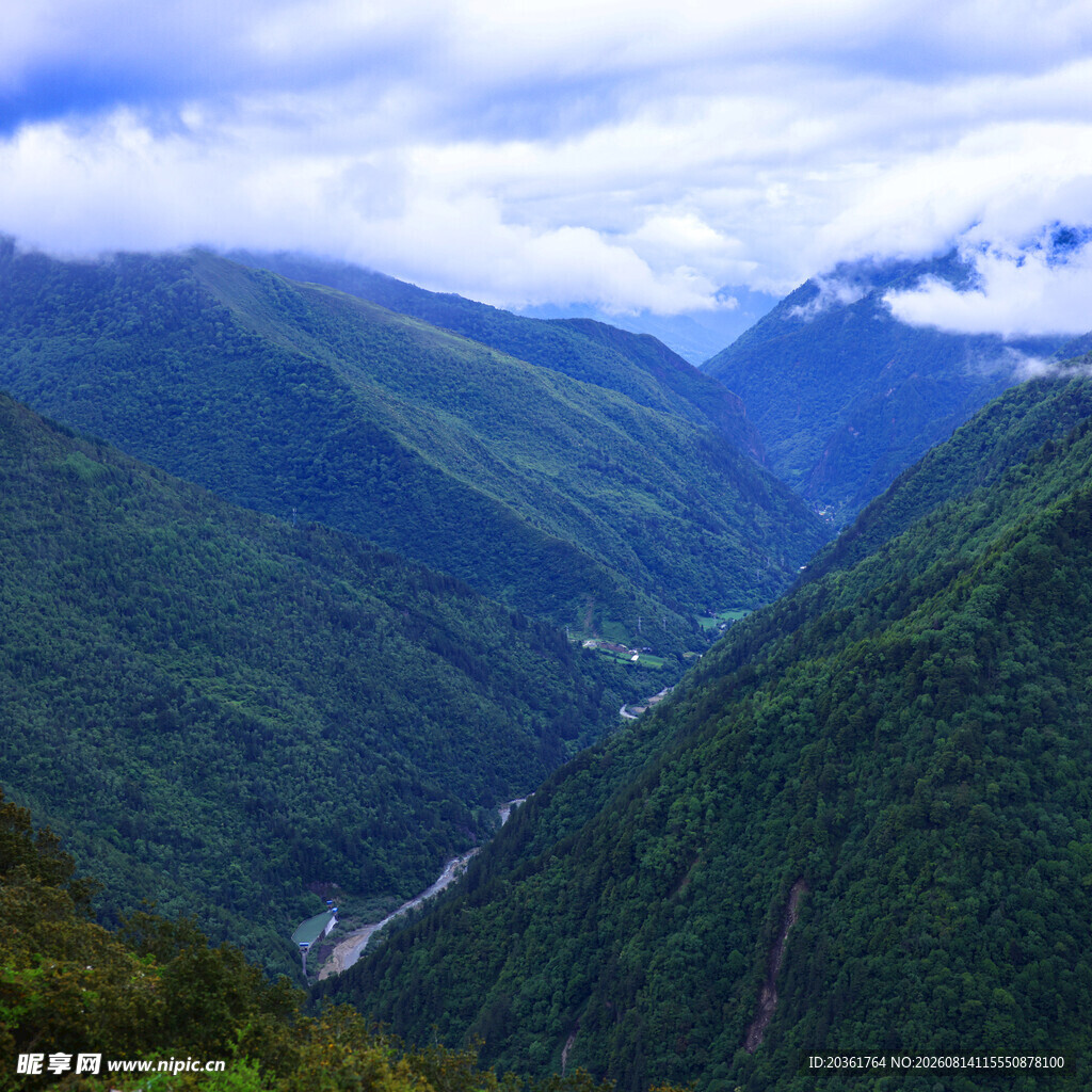 山间壮丽峡谷景观