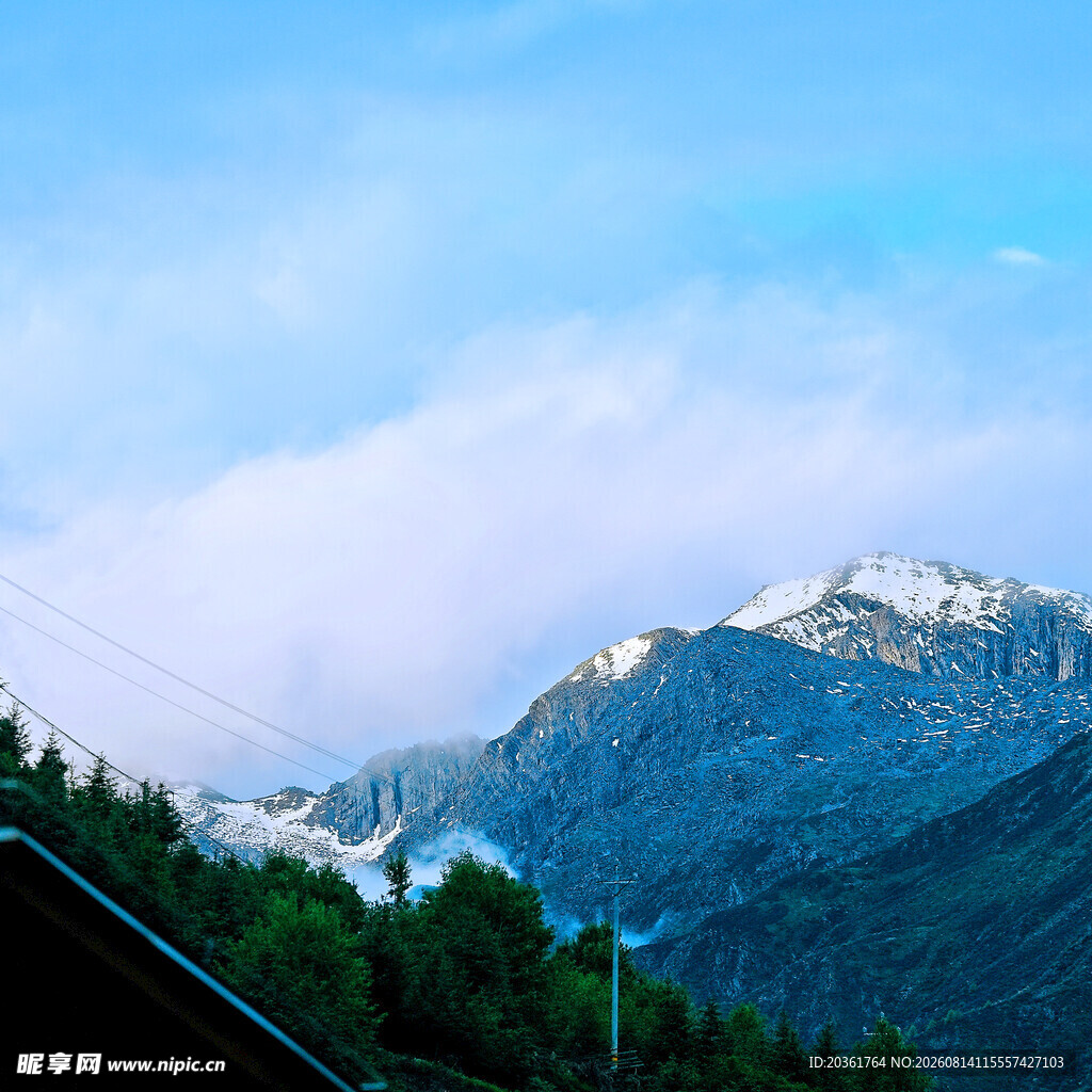 山间云雾缭绕的壮美雪山