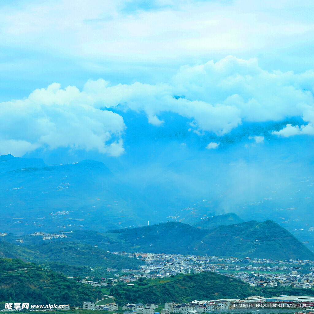 山间云雾缭绕的美丽景致