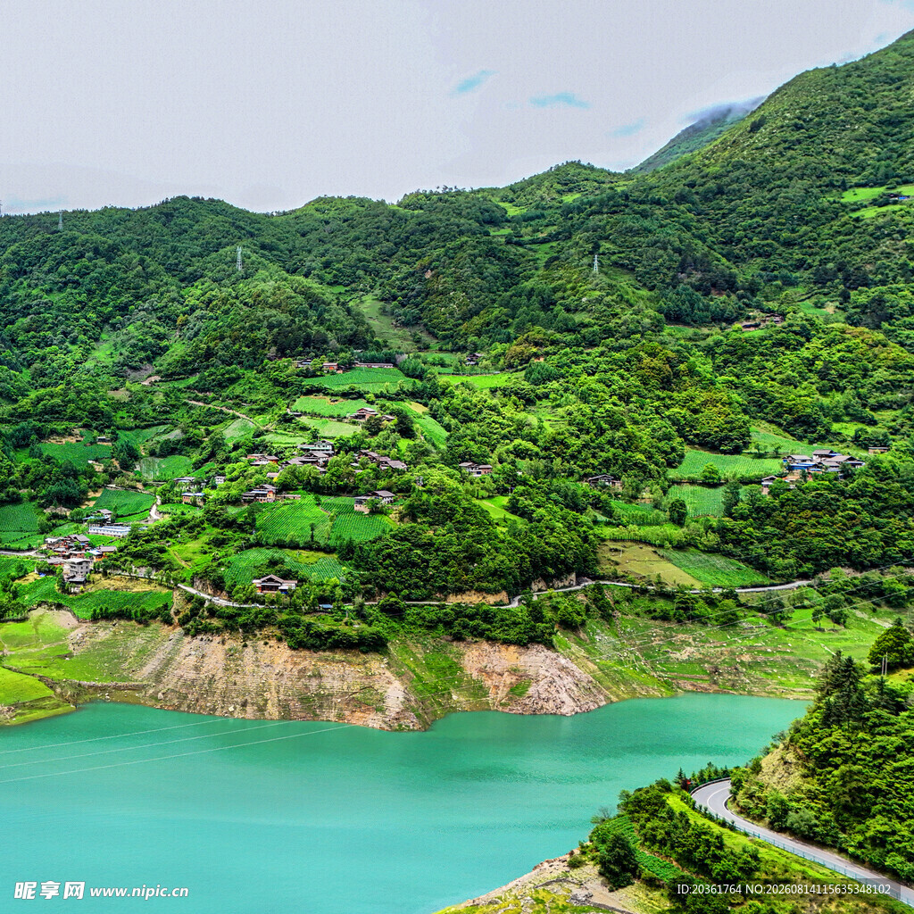 青山绿水间的秀丽湖景