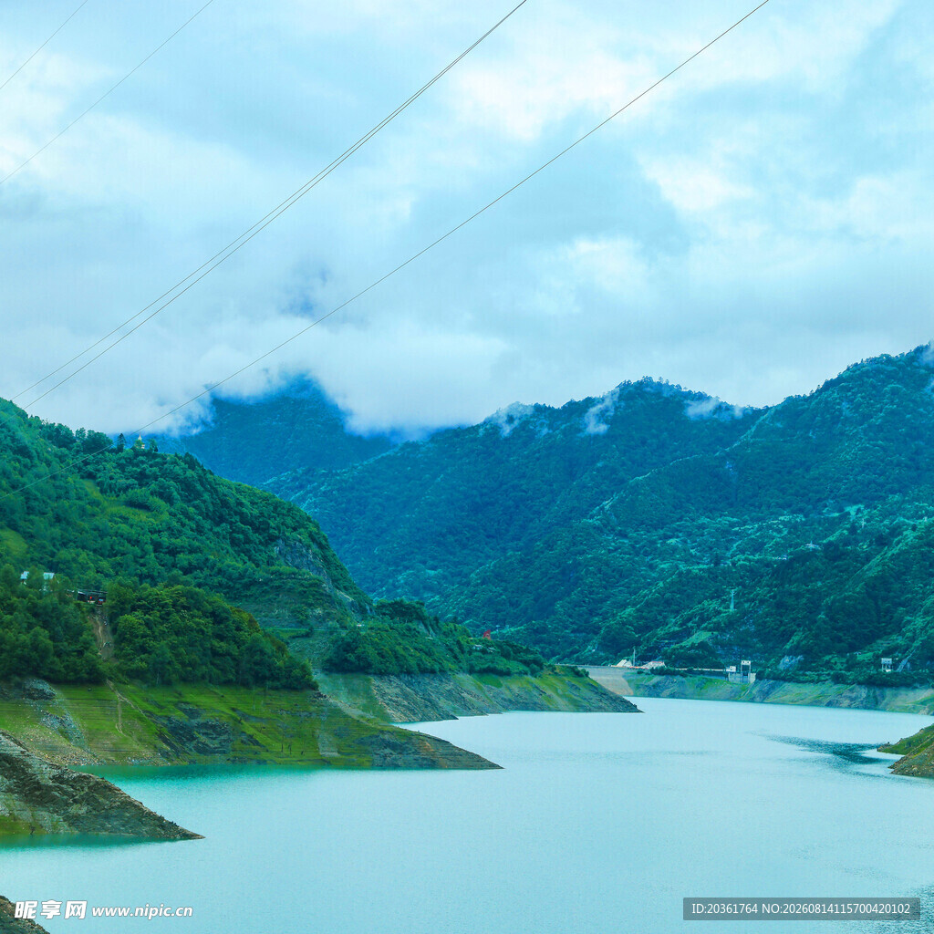 青山环绕的静谧湖水