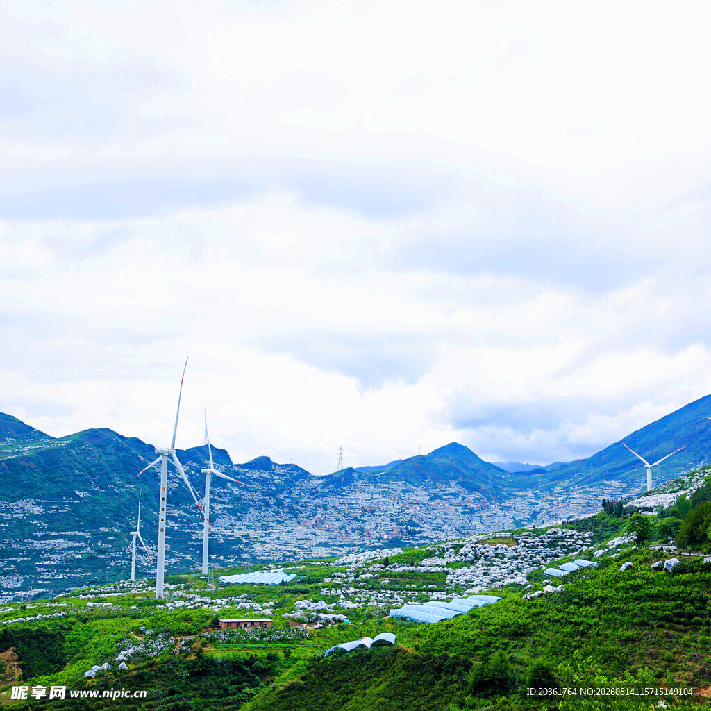 山间村落与风力发电机景观