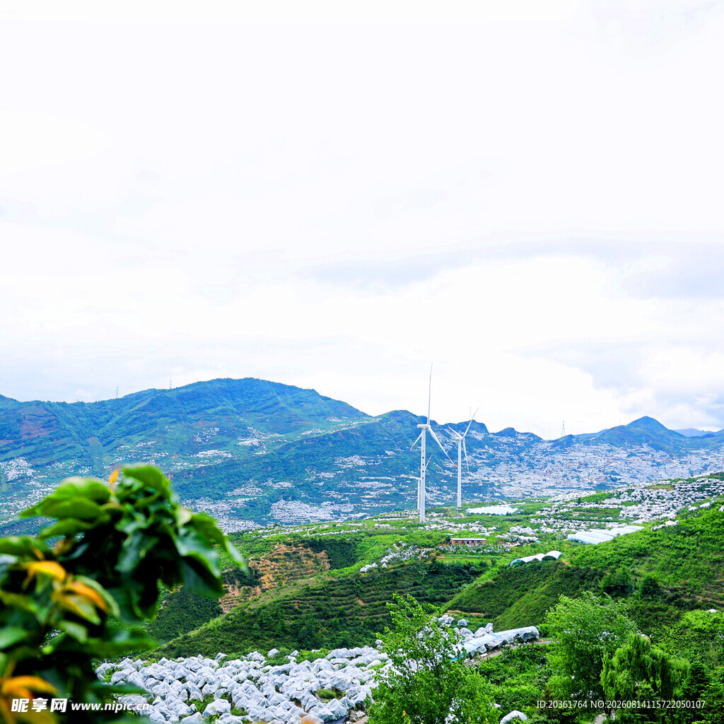 山间村落与远处山峦风景