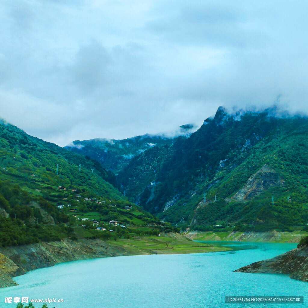 高山下的碧蓝湖泊