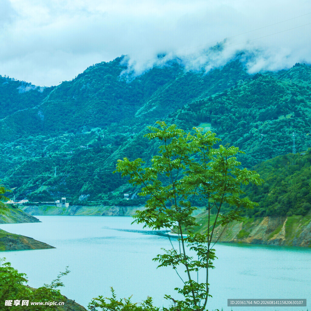 青山绿水间的秀丽湖景