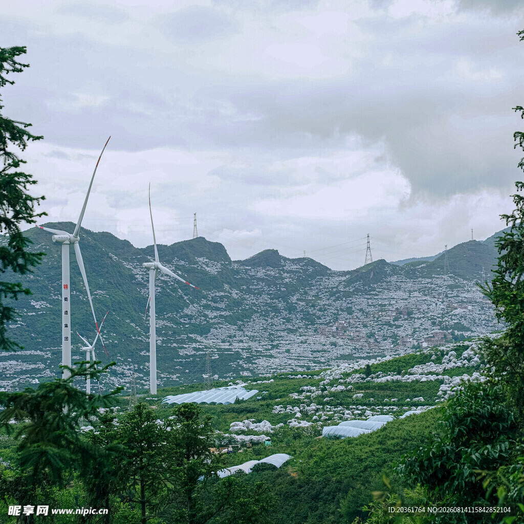 山间风车与城市景观