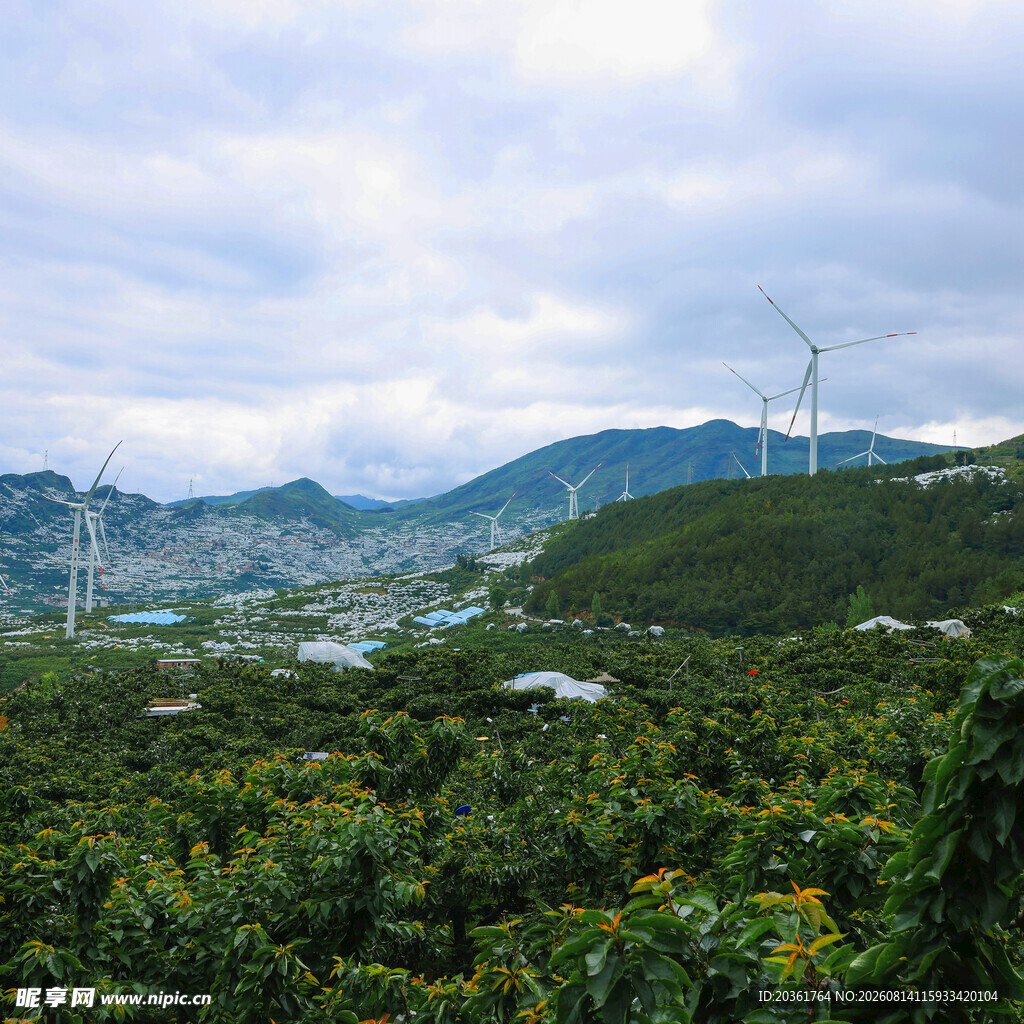 山间田园风光与风力发电