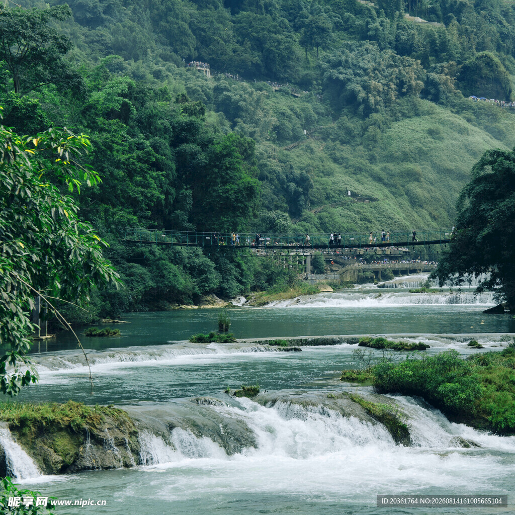 山间溪流美景