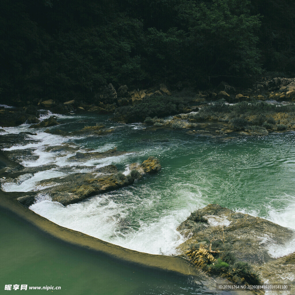 山间湍急的碧绿溪流