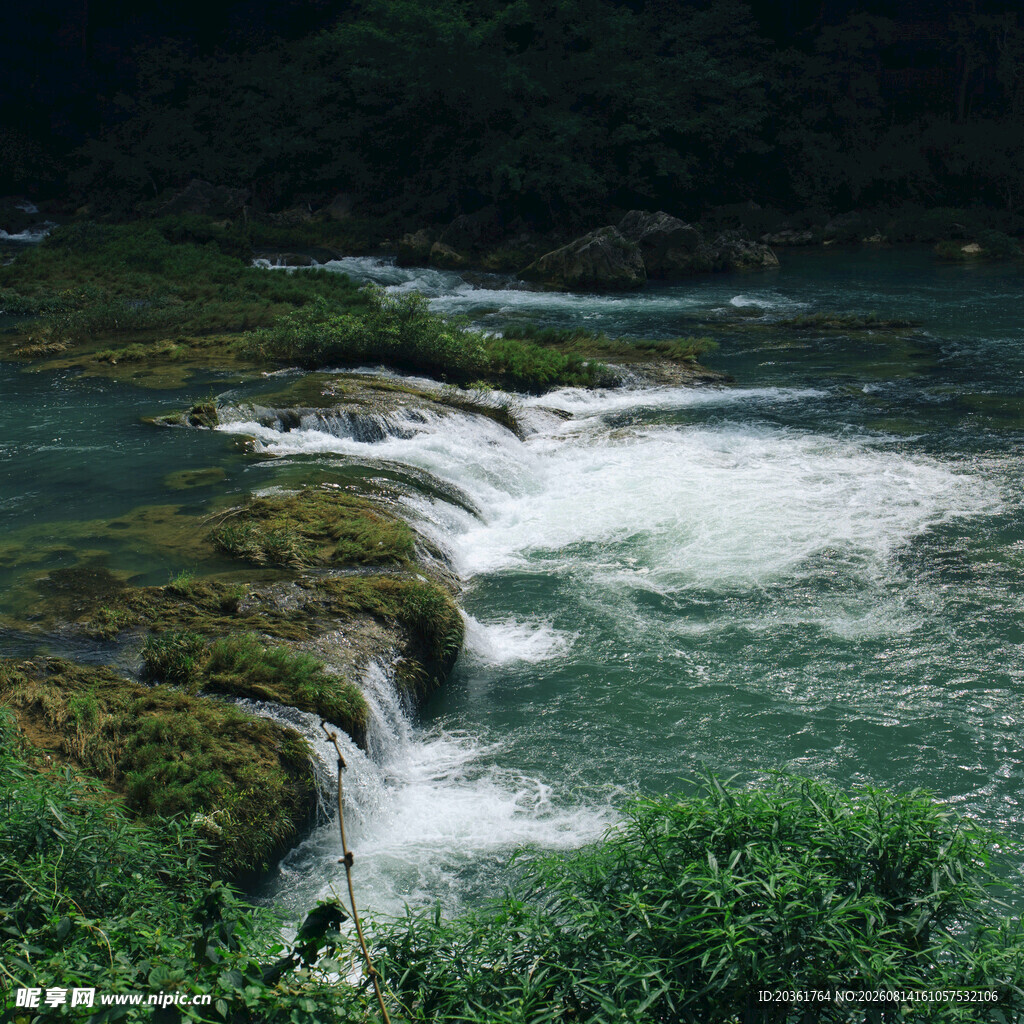 山间溪流潺潺