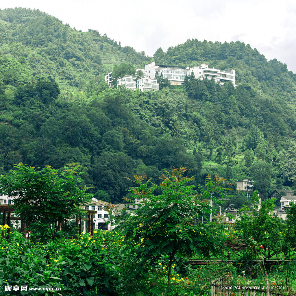 青山环绕的宁静村落