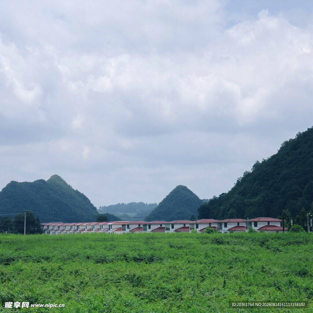 绿野青山间的乡村景致