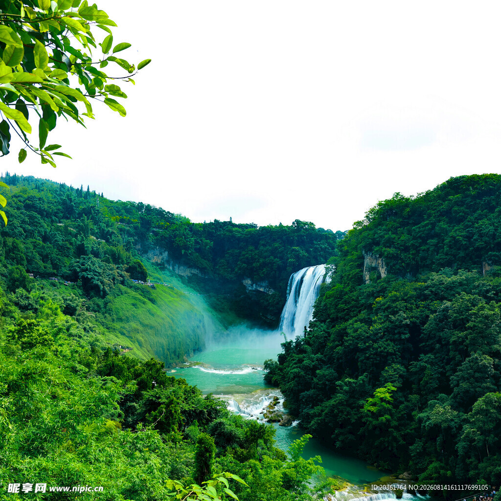 青山间的壮丽瀑布景观