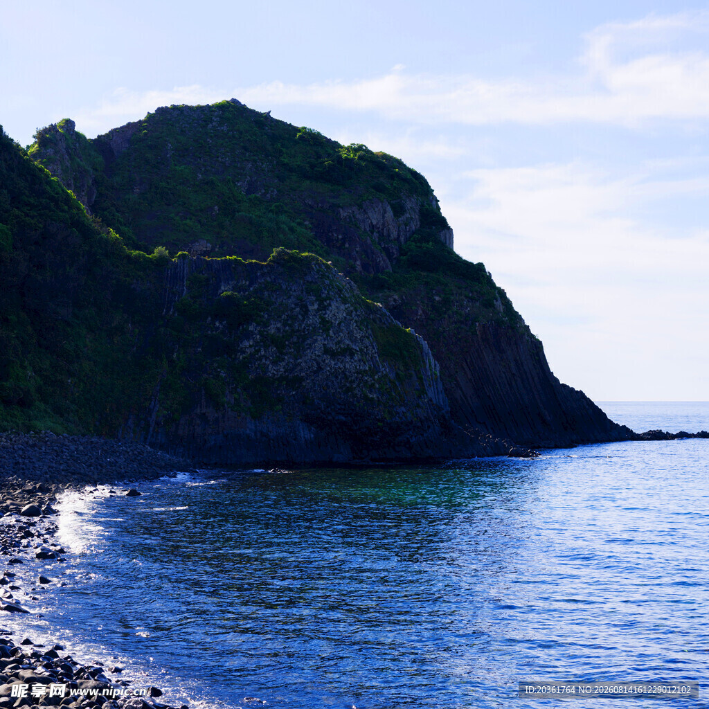 海边嶙峋峭壁与蔚蓝海水