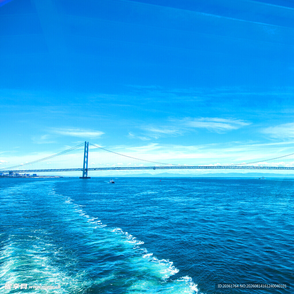 海上航行远眺跨海大桥