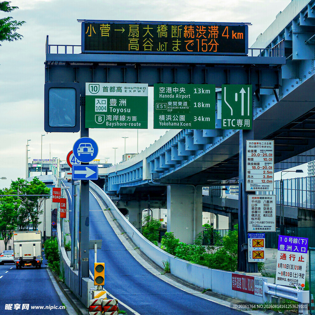 城市高架桥及道路指示牌