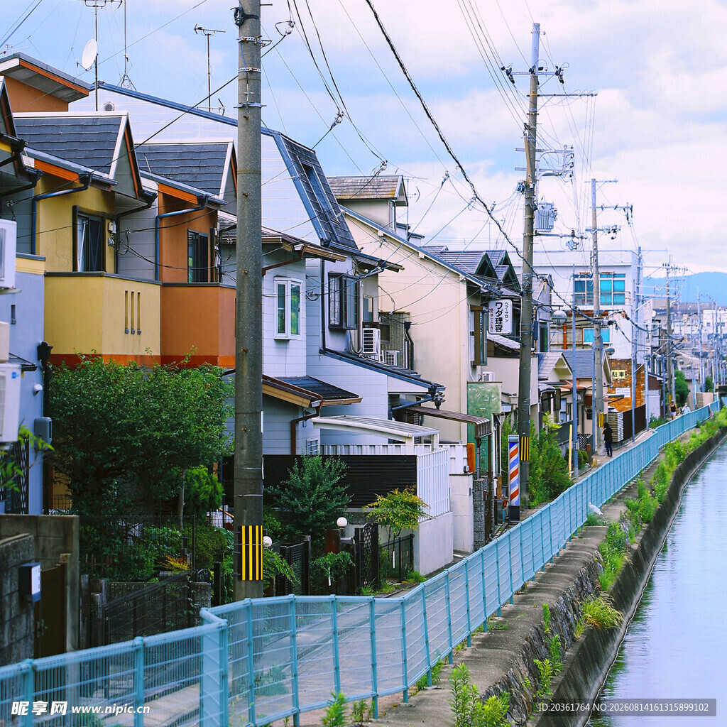 日本小巷临河民居景致