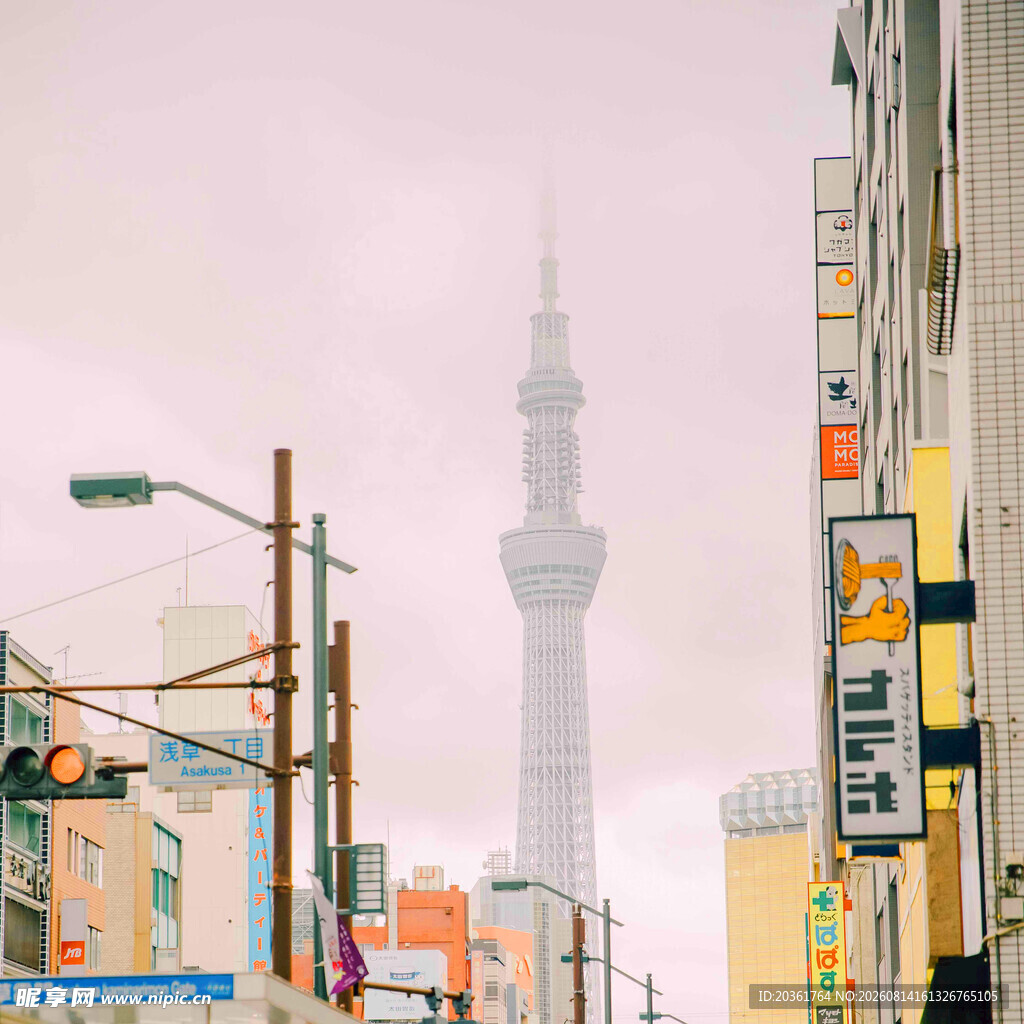 东京街头与远处的晴空塔