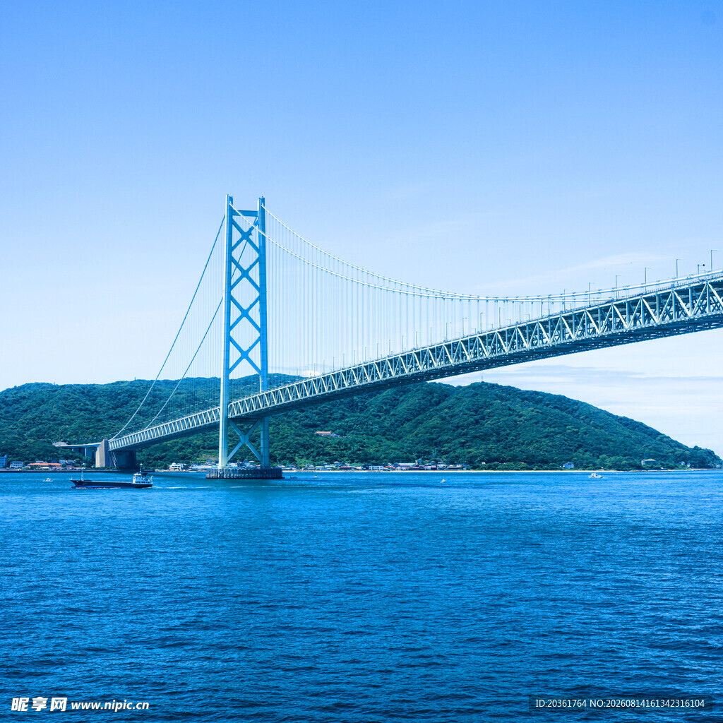 跨海大桥横跨蓝色海面