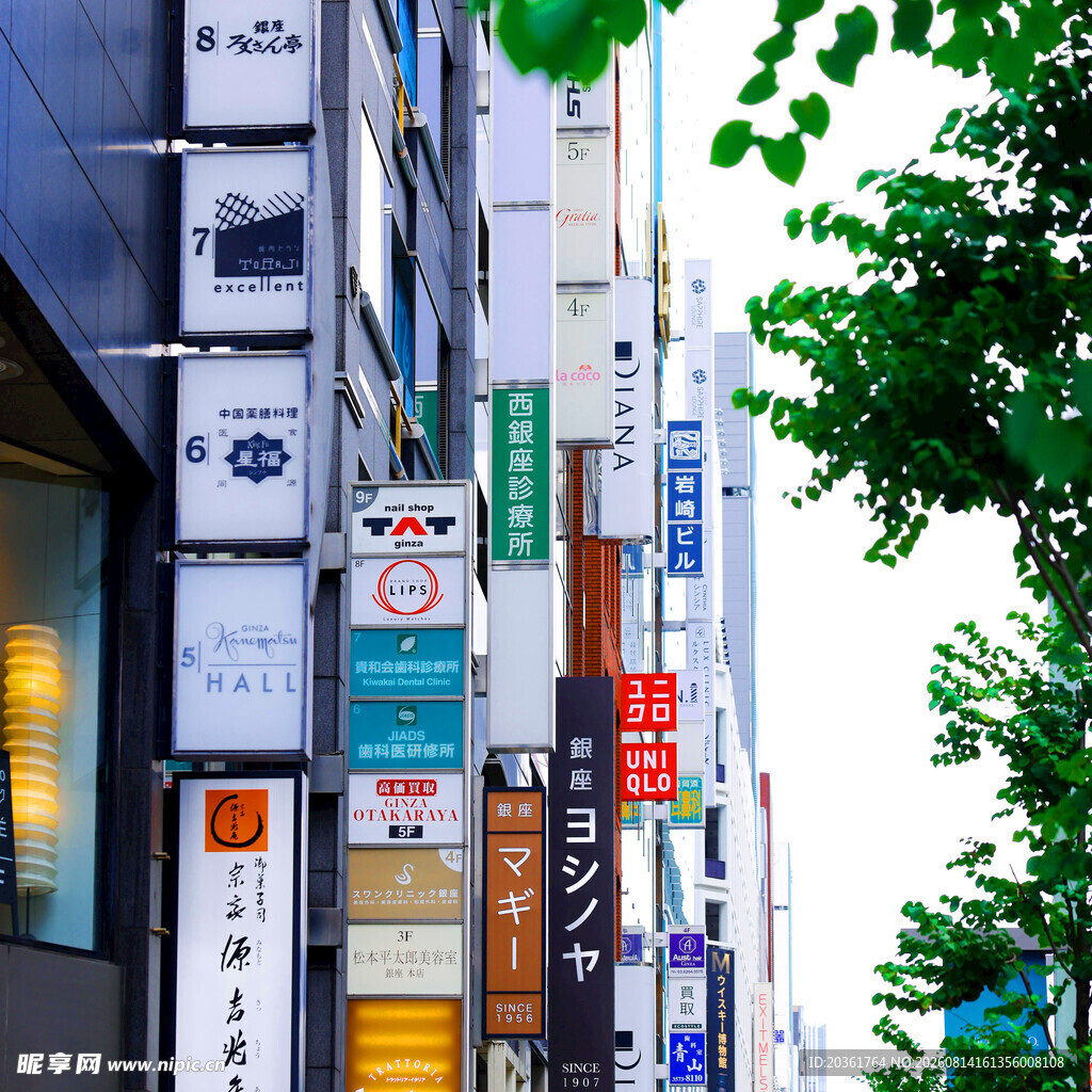 日本街头林立的商家招牌