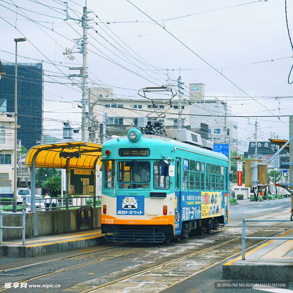 城市街头的复古有轨电车