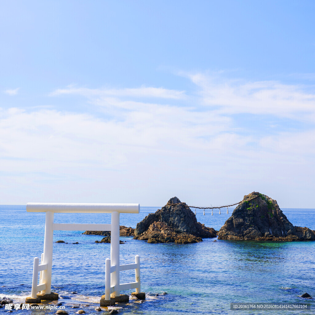 海边鸟居与海中岩石景观