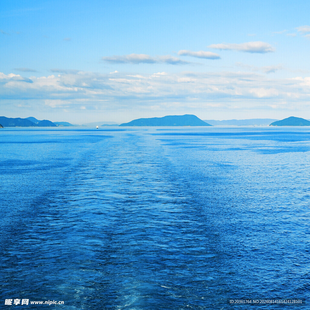 蓝色海面的船只航迹景观
