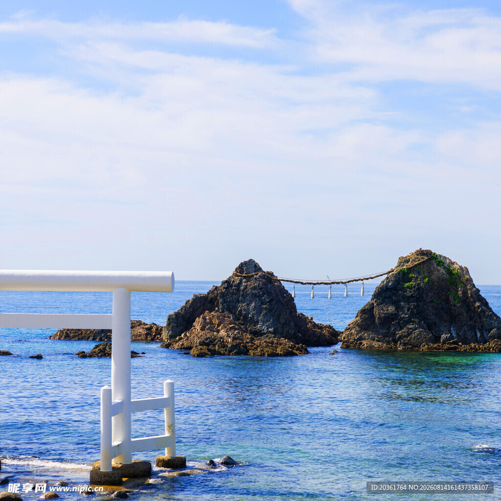 海边鸟居与海中岩石景观
