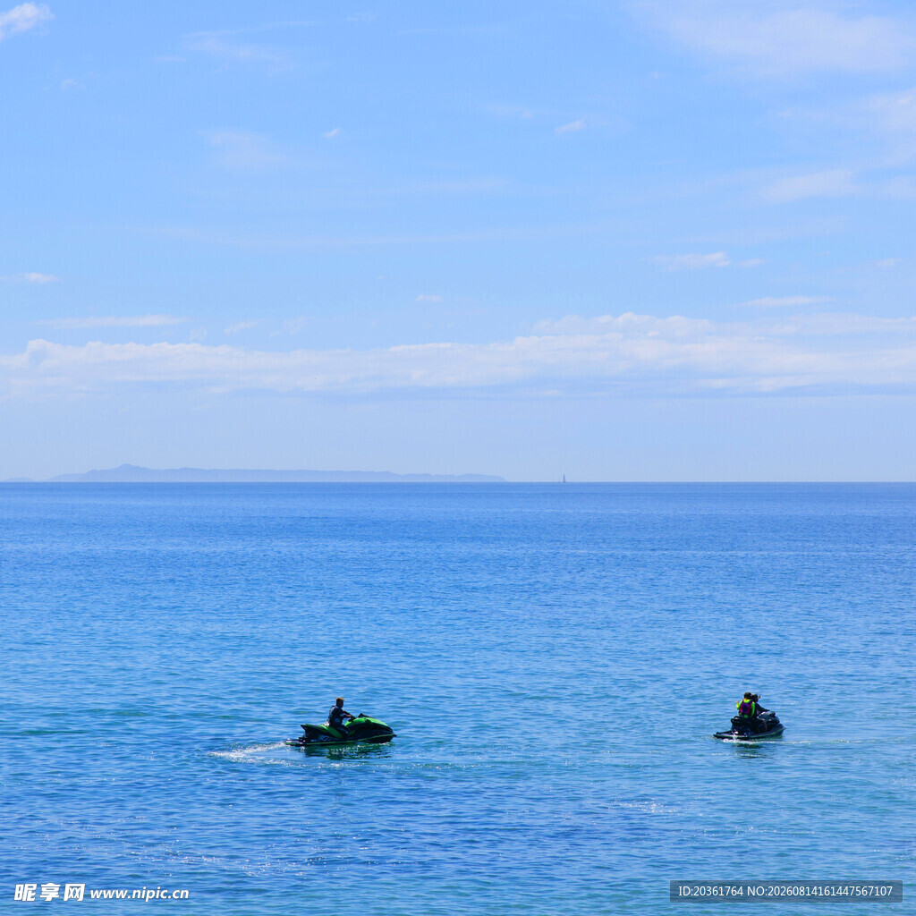 海上摩托艇驰骋于蓝天碧海
