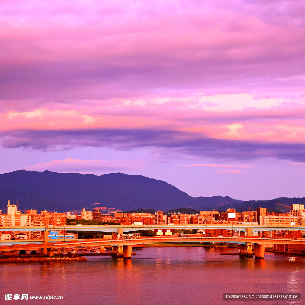 城市江畔黄昏美景