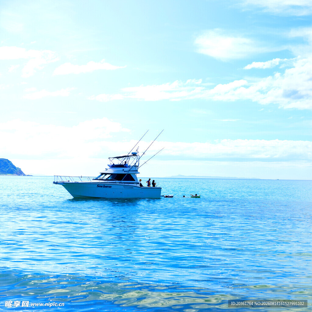 海上游艇航行美景
