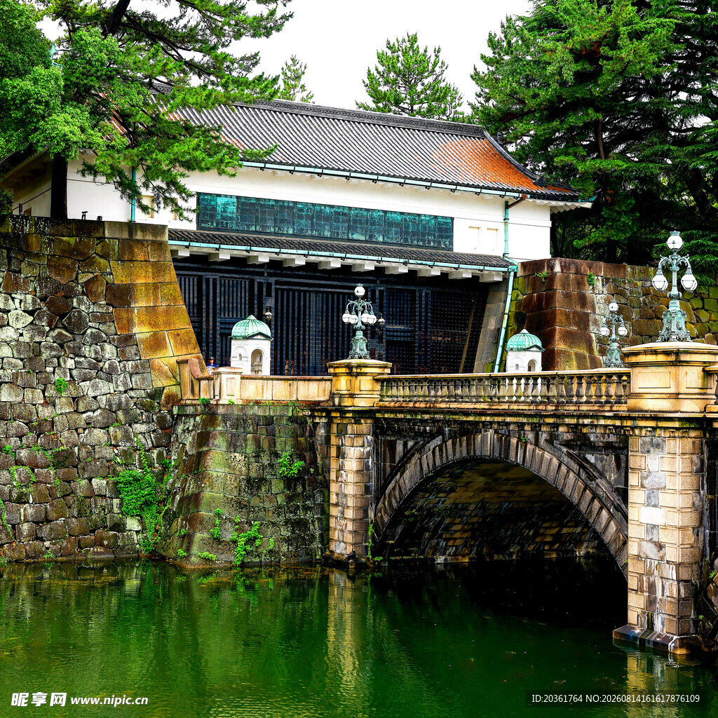 日式古桥旁的传统建筑