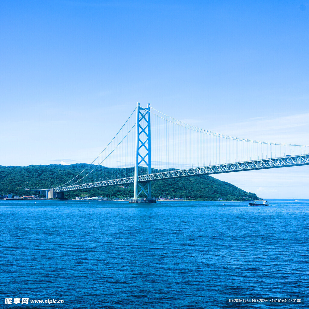 跨海大桥横跨蓝色海域