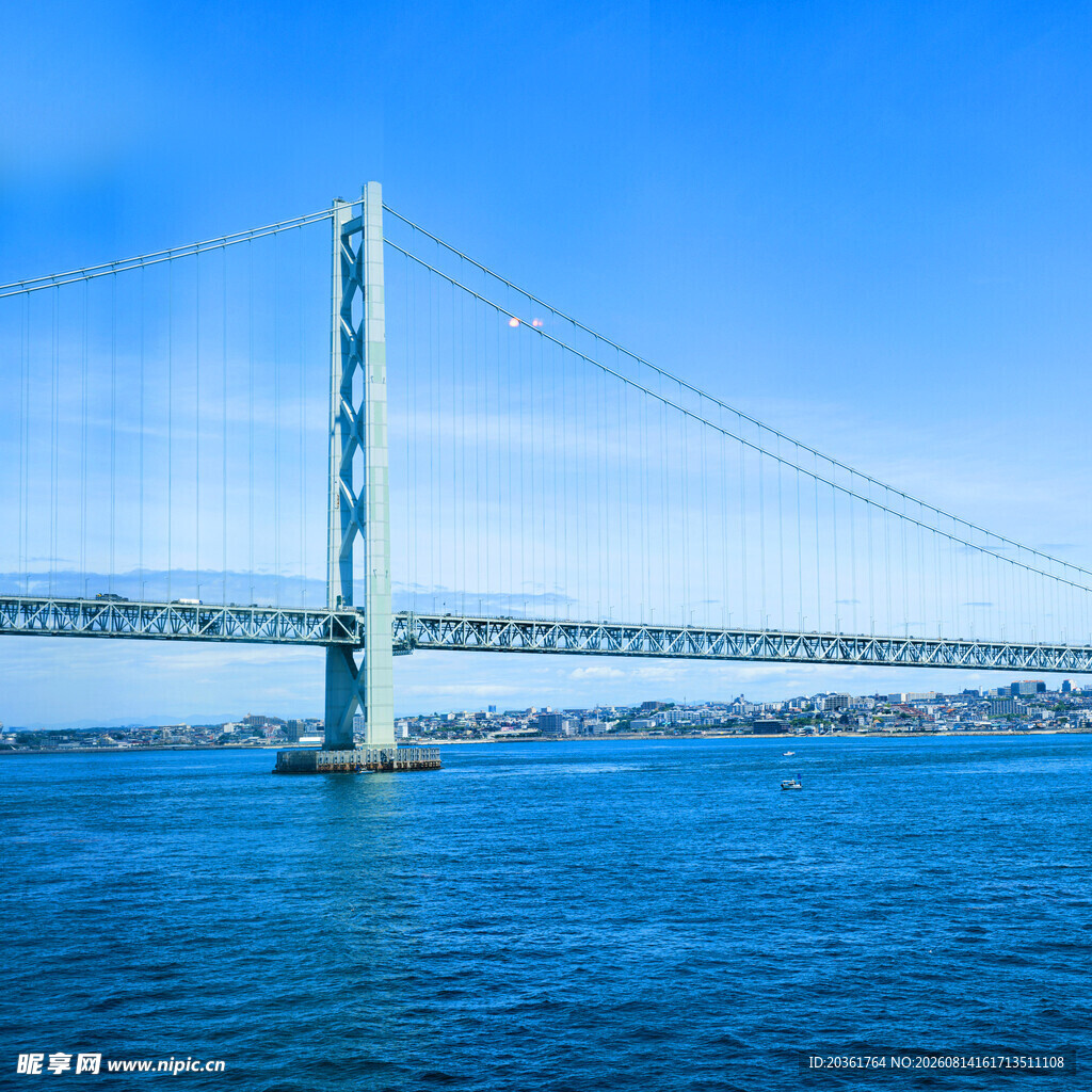 跨海大桥横跨蓝色海面