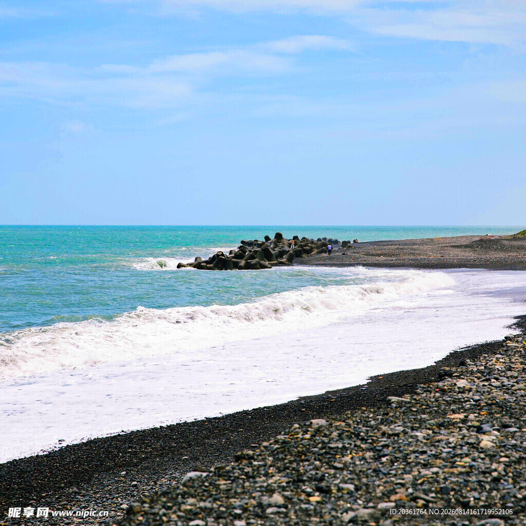 美丽的海边黑白沙滩景观