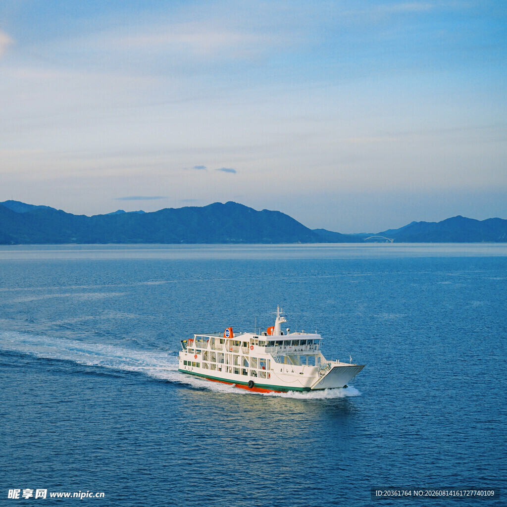 海上游船航行于山水间