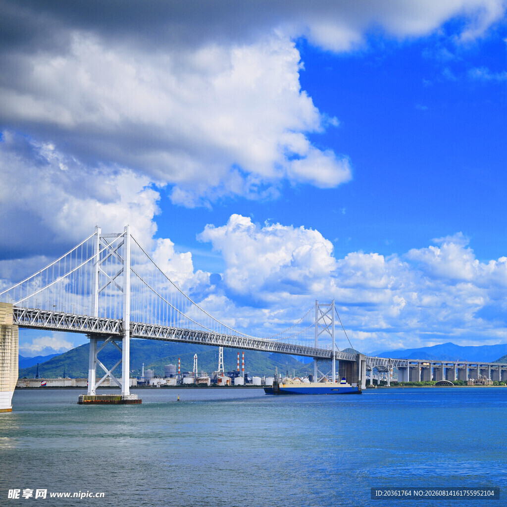 跨海大桥与蓝天碧海美景