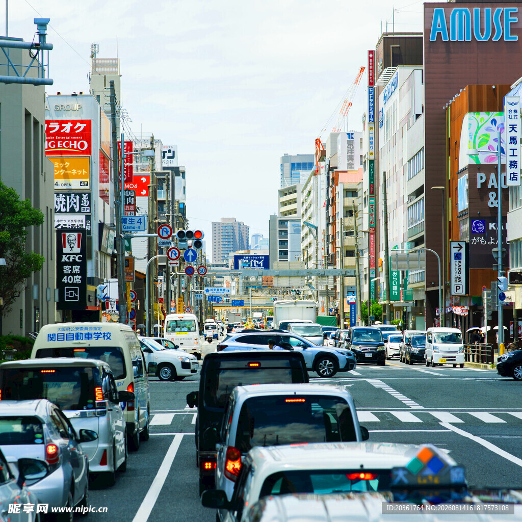 城市繁忙街道的拥堵景象