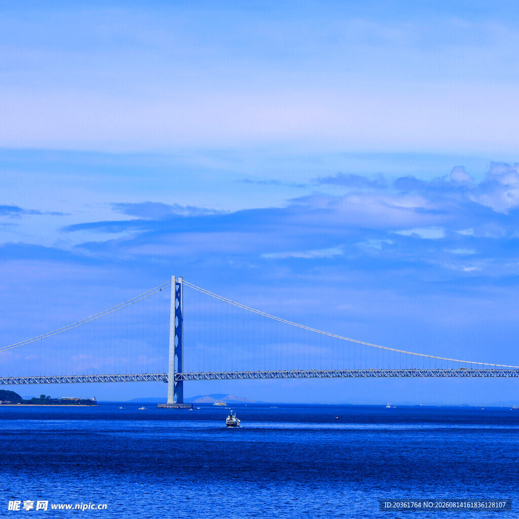 跨海大桥横跨蔚蓝海面