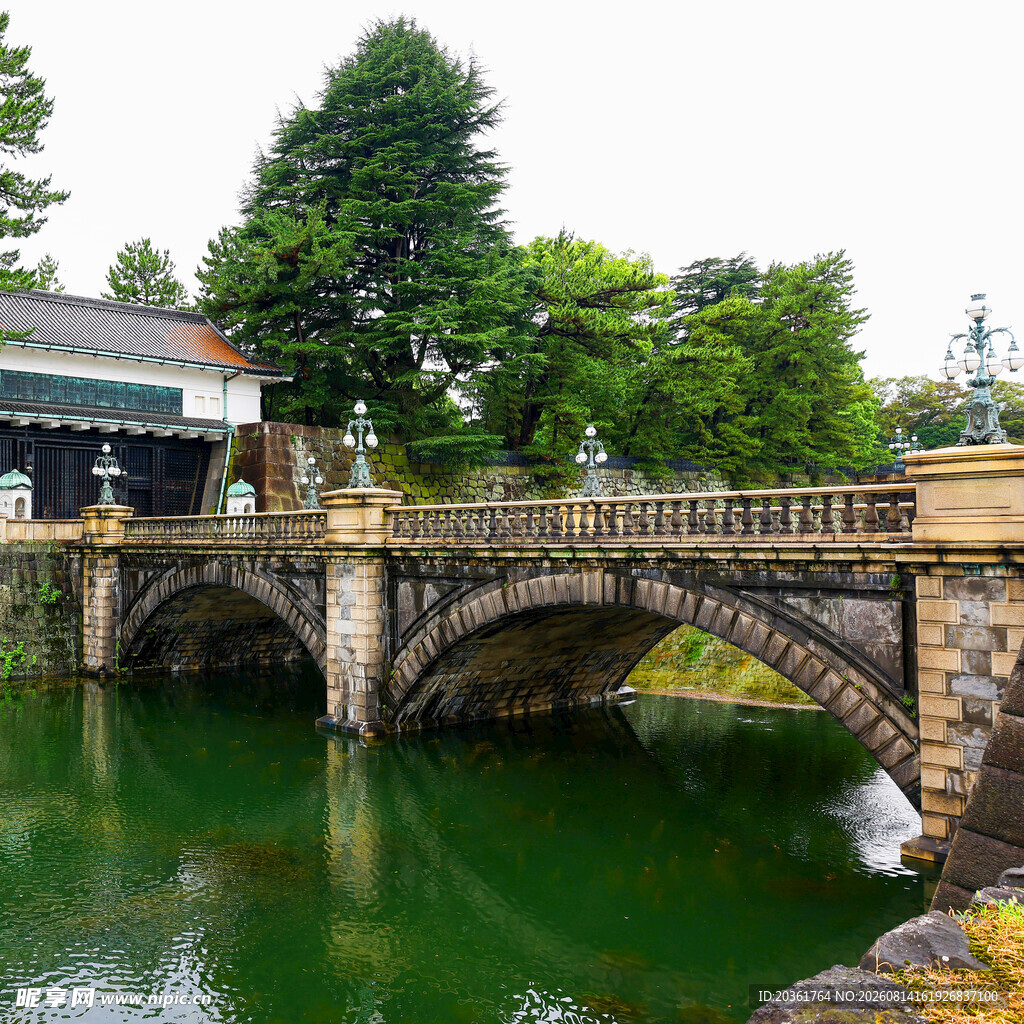 古典石桥横跨碧绿湖水