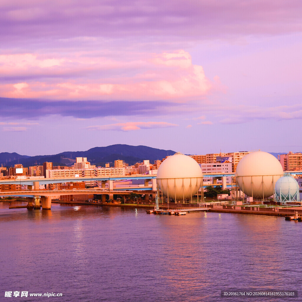 海滨城市美丽黄昏景象