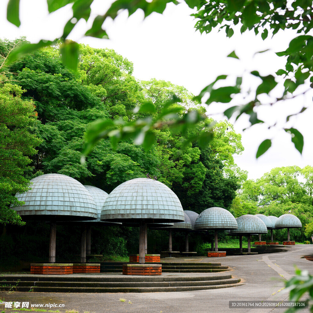林间圆顶建筑