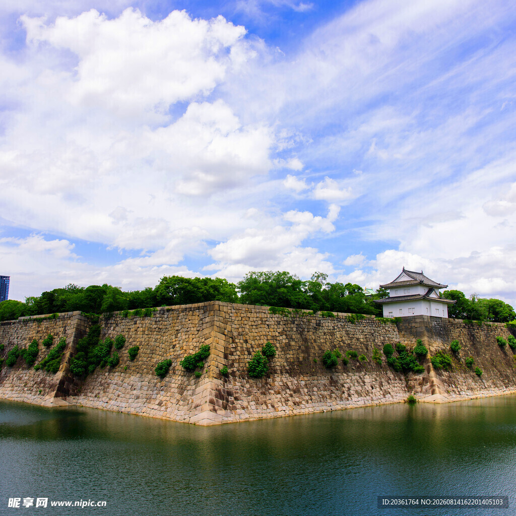 日本姬路城旁的湖景风光