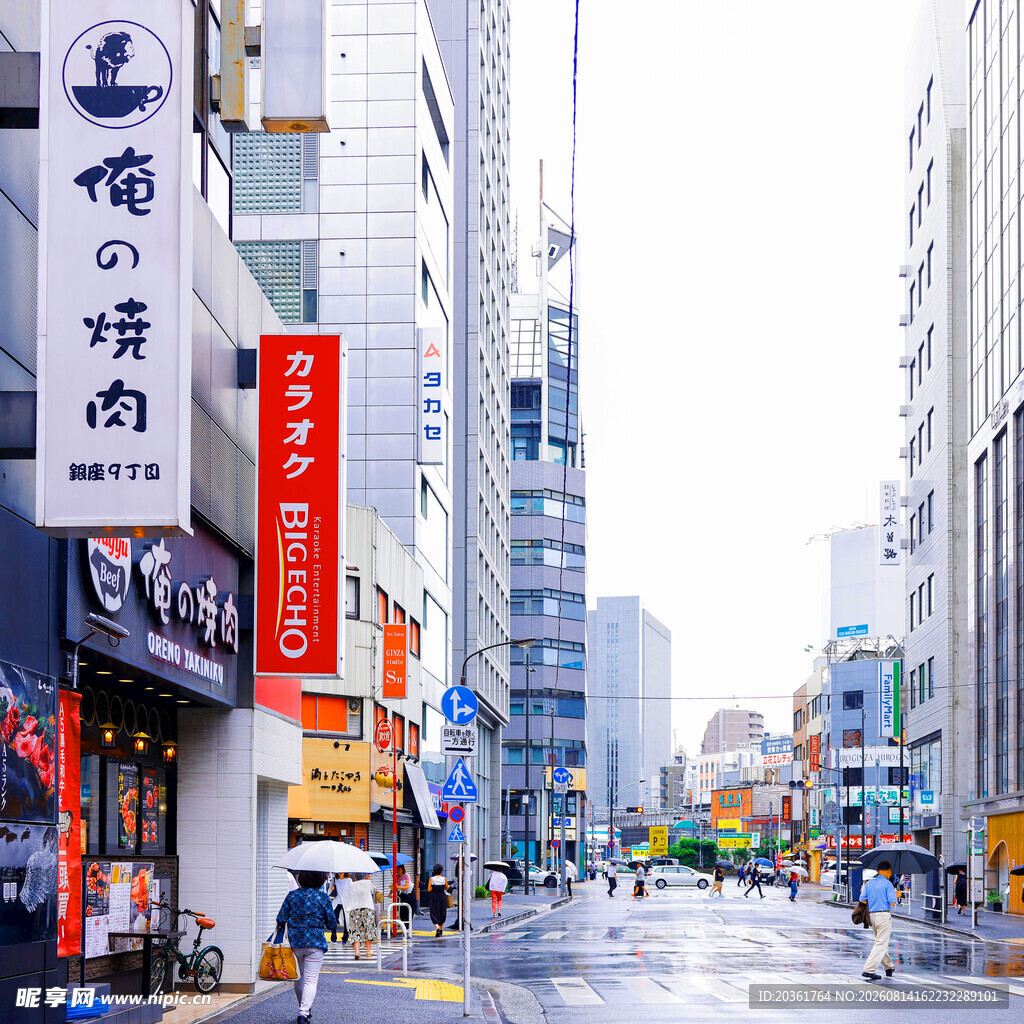 雨中繁华街道景象