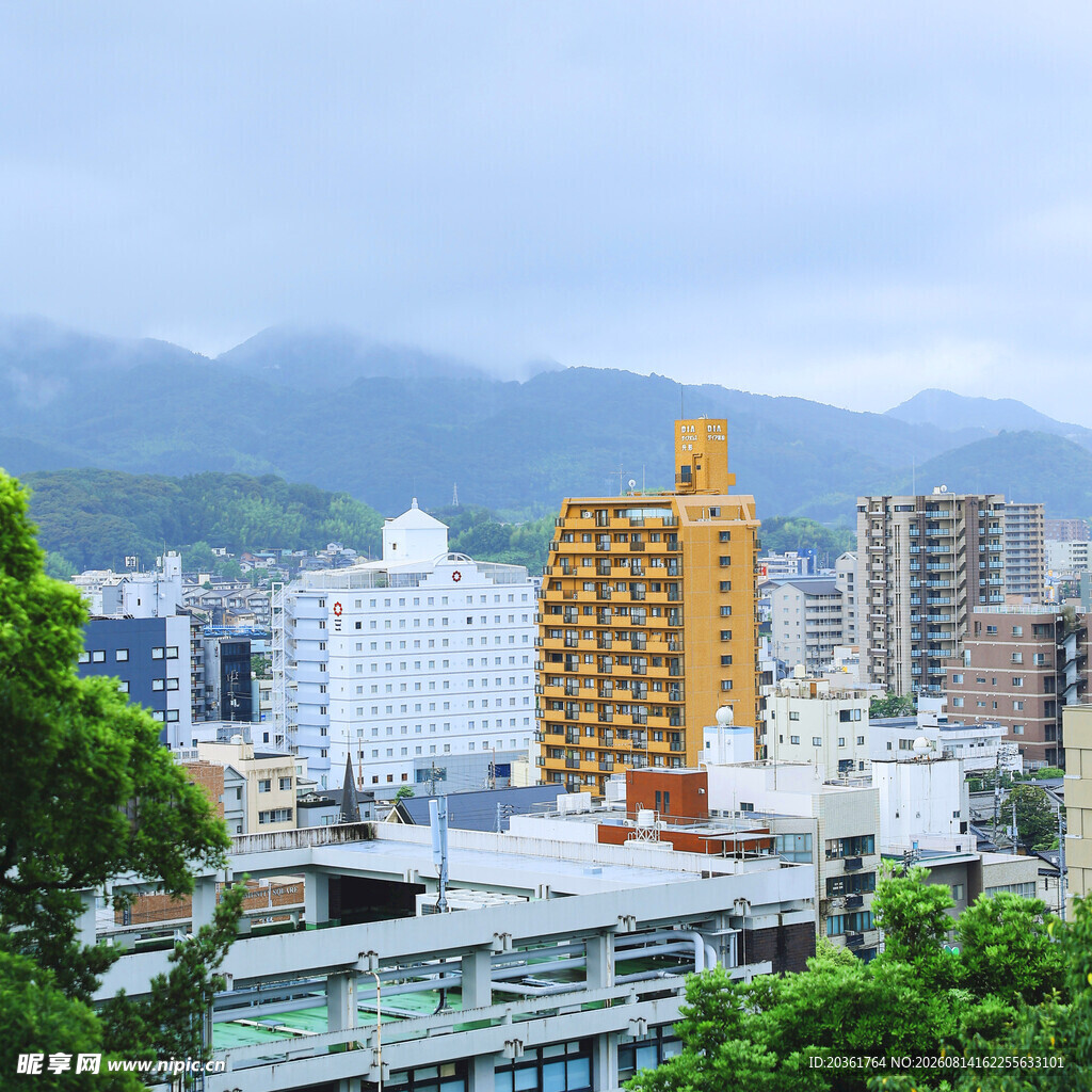 城市风景与远山相映成趣