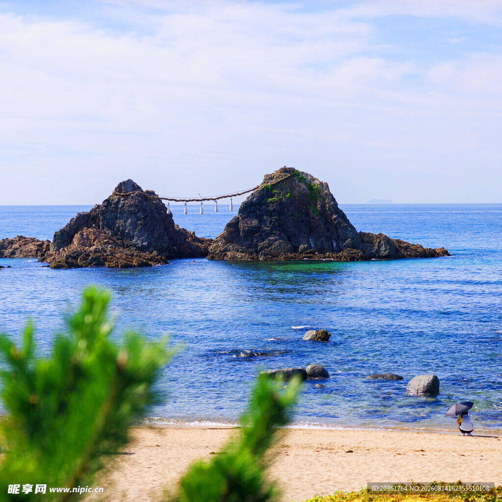 海边双岩相连的美丽景致