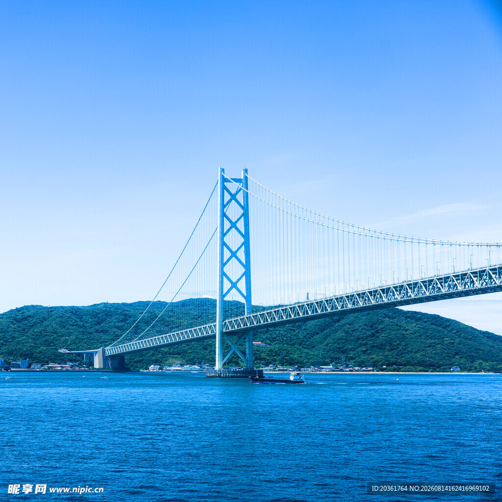 跨海大桥横跨蓝色海面