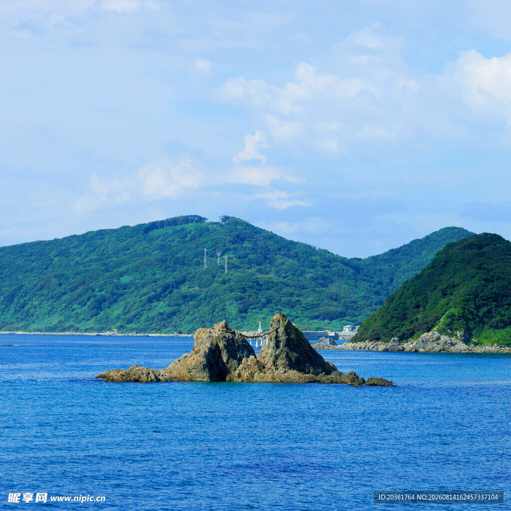 海上孤岩与青山美景