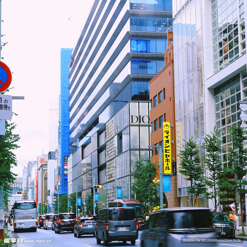 都市街道高楼林立景象