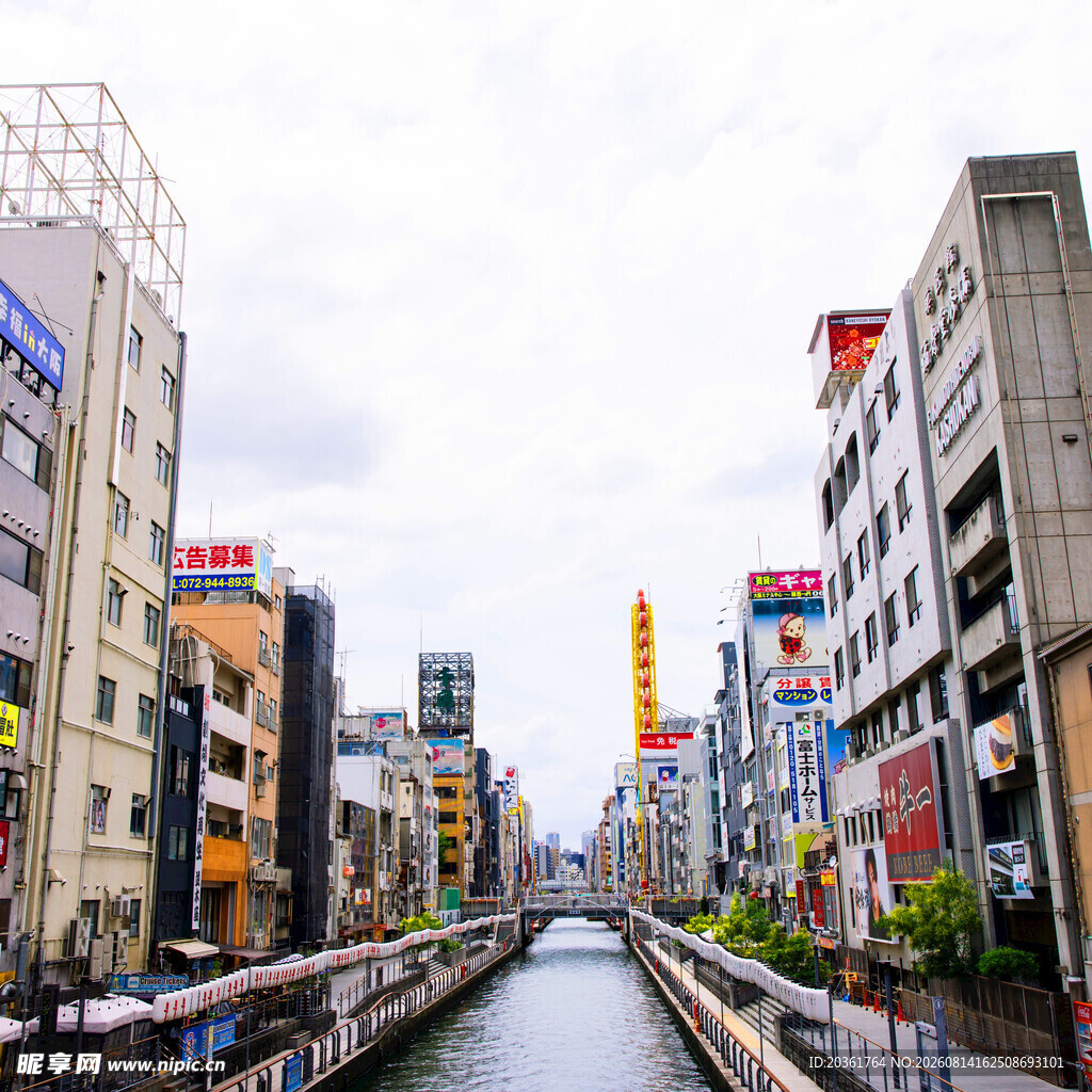 东京繁华街道旁的河道景观